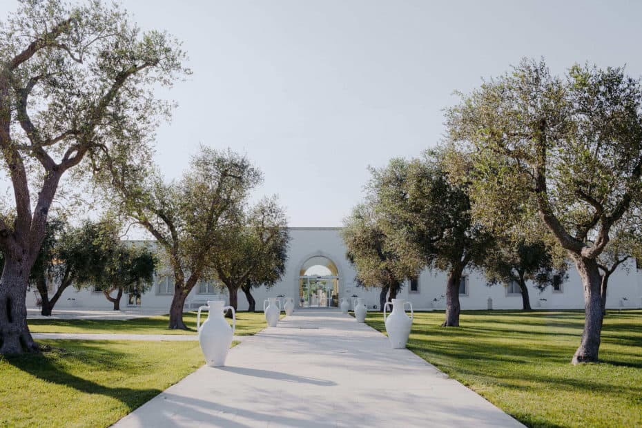 entrance walkway to masseria muntibianchi wedding venue