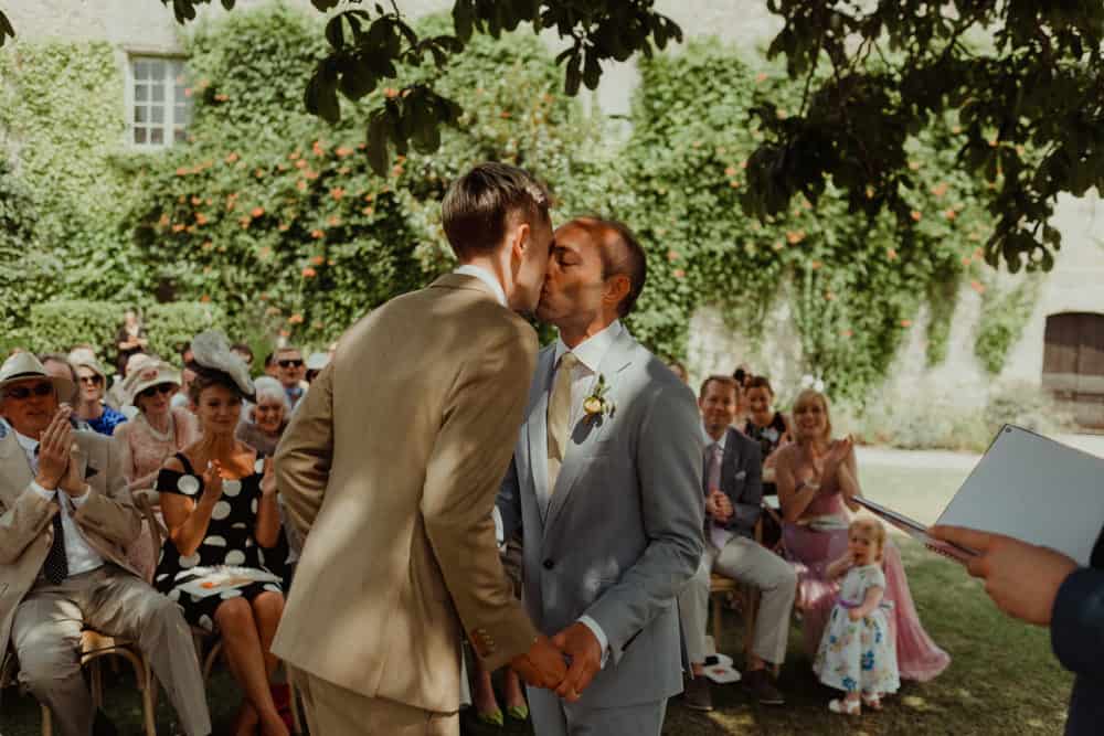 grooms kiss at wedding