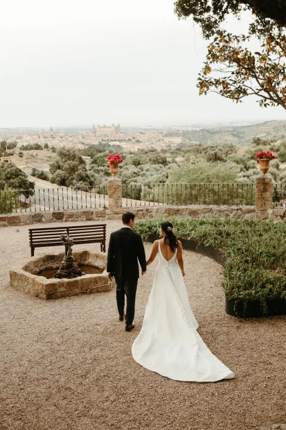 Image of couple walking through the grounds at wedding venue Cigarral de las Mercedes