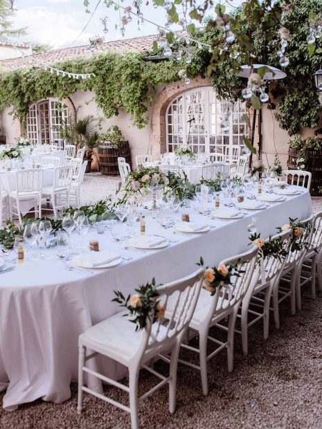 lisa and alexs wedding table at chateau de robernier