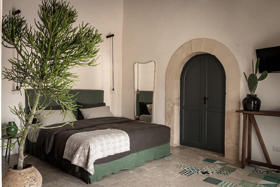 bedroom with cactus in italian wedding venue