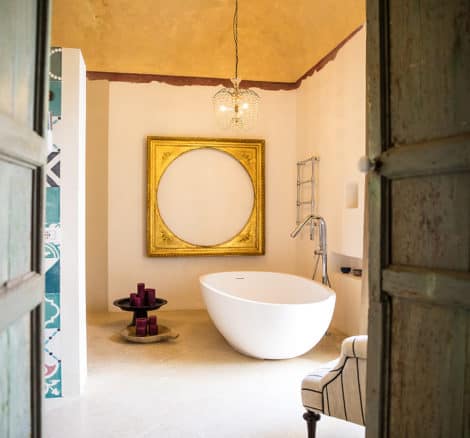 chic bathtub in wedding villa