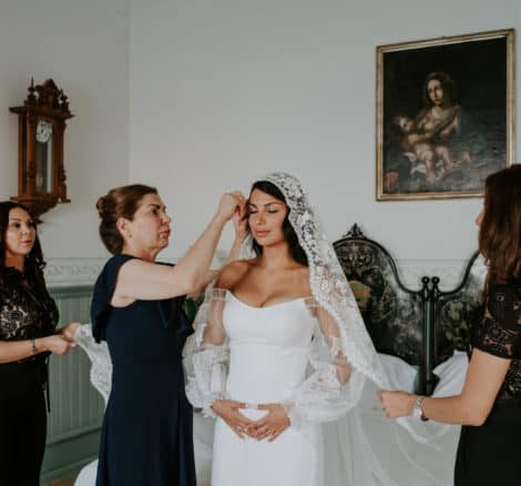 mother fiddling with brides veil