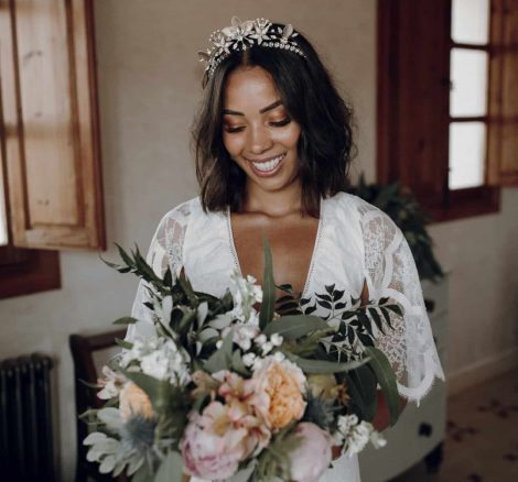 glowing bride holding bouquet of flowers at spanish wedding venue case la siesta