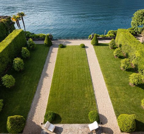 path leading from wedding venue villa balbiano out to the glistening lake como