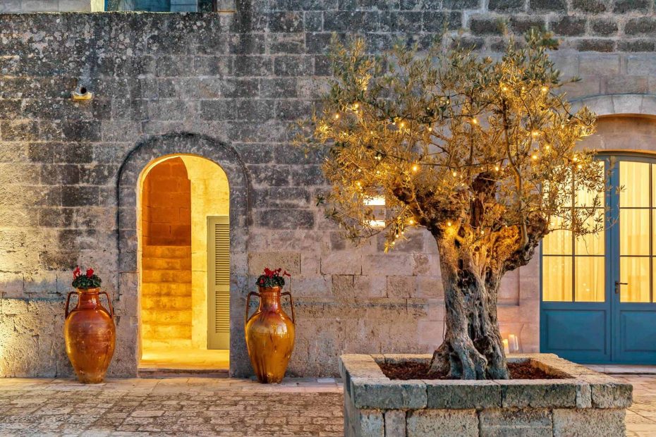 tree lit up with wedding lights at pettolecchia la residenza