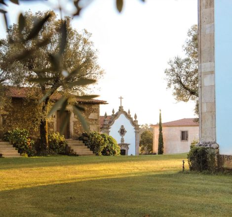 The green grass leading up to terra rosa country house and vineyards wedding venue in portugal