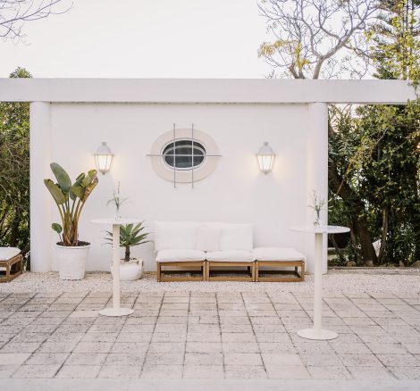 white walls of the outhouse next to the pool area at wedding venue casa sacoto in portugal