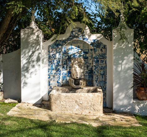 outdoor foundation with mosaic white wall behind at wedding venue casa sacoto in portugal