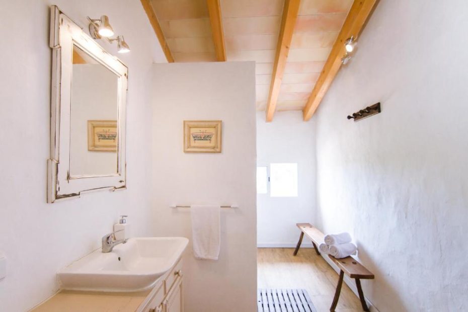 simplistic bathroom at wedding venue in mallorca san son Andreau