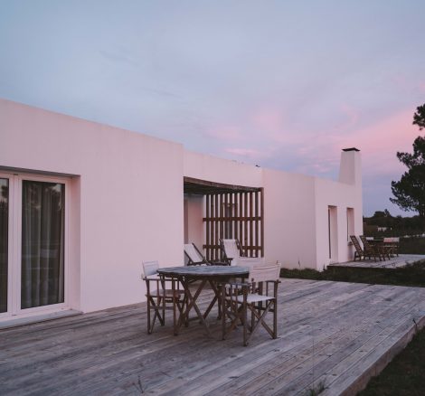clean white walls of the exterior of craveiral farmhouse wedding venue in Portugal