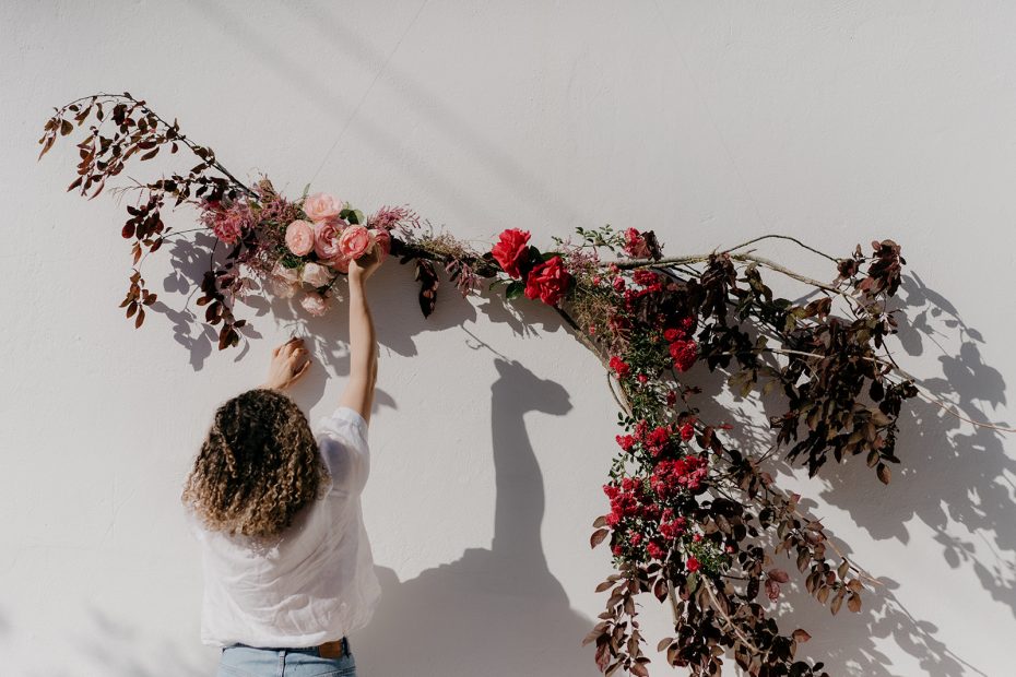 florist hanging a wedding arch at wedding venue casa sacoto in portugal
