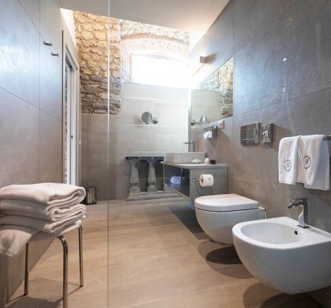 bathroom with stone floor at Italy wedding venue Villa Cipressi