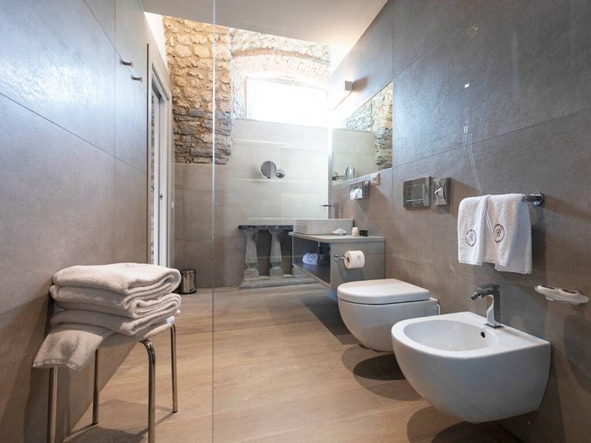 bathroom with stone floor at Italy wedding venue Villa Cipressi