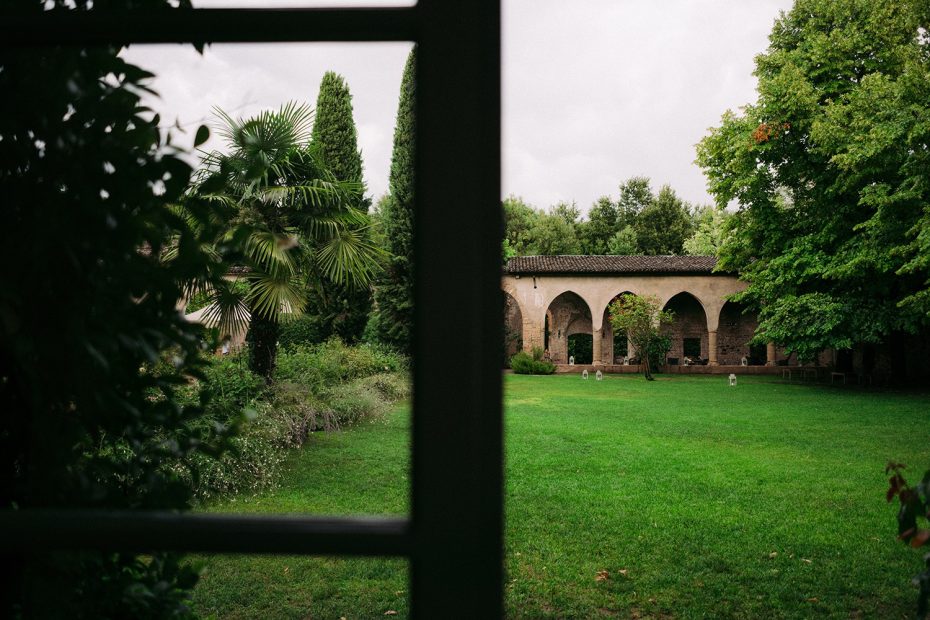 view through the glass doors over the grounds at Italian wedding venue convento dell'Annunciata
