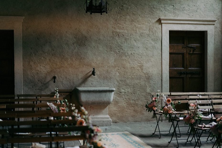 simple wedding ceremony at Italian wedding venue convento dell'Annunciata