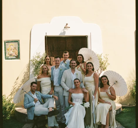 Image of couple with friends and family in front of wedding venue CasaNovaEstate