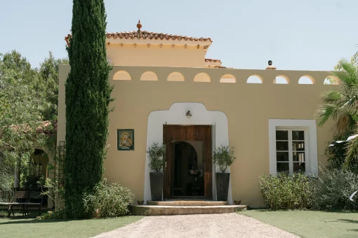 Image of front of wedding venue CasaNovaEstate