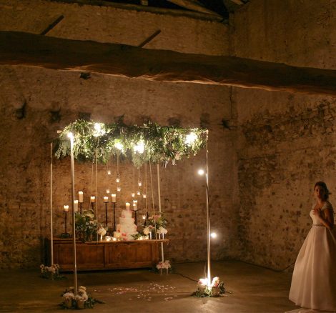 cake suspended on a wooden swing surrounded by fairy lights at Italian wedding venue convento dell'Annunciata