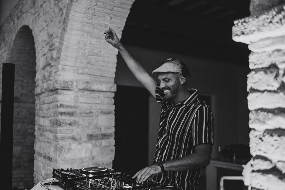 dj performing at Italian country house wedding venue Le Stonghe