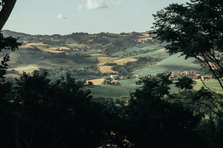view from wedding venue le stonghe over the surrounding Italian countryside