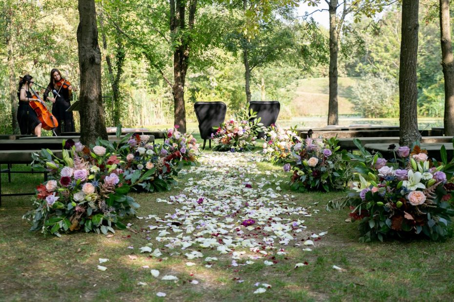 petals lining the aisle for an Italian ceremony by the Lae at Italian wedding venue convento dell'Annunciata