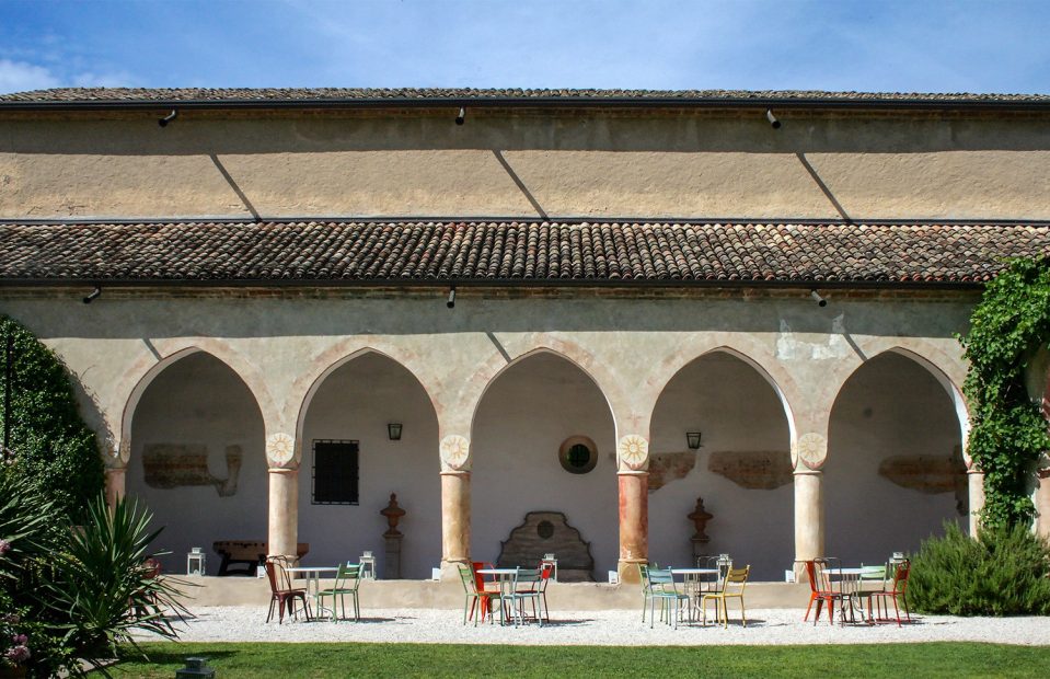 stone cloisters at Italian wedding venue convento dell'Annunciata
