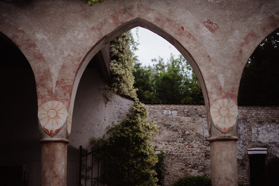 detailed stone archway at Italian wedding venue convento dell'Annunciata