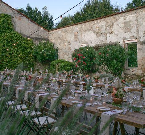 wedding tables with white chiffon table runners at Italian wedding venue convento dell'Annunciata