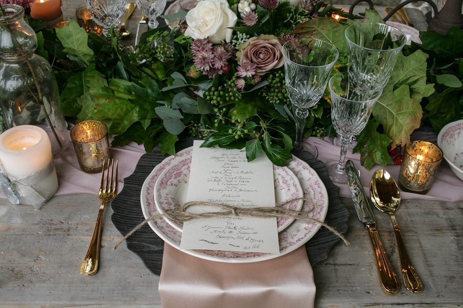 table setting with pinks and purple tones at Italian wedding venue convento dell'Annunciata