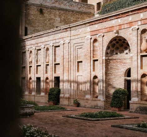 Courtyard at Italian wedding venue Villa Imperiale