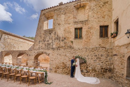 bride and groom stood outside by the cloisters at Italian wedding venue Antico convento i cappuccini di montalcino