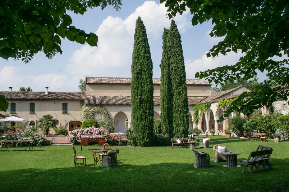 very green lush grass at Italian wedding venue convento dell'Annunciata