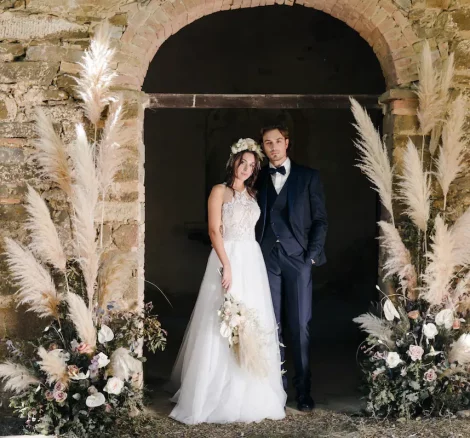 bride and groom surrounded by pampas grass at Italian wedding venue Antico convento i cappuccini di montalcino