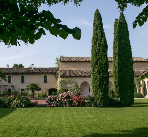 green grass grounds and exterior of cloisters at wedding venue in Italy convento dell'Annunciata