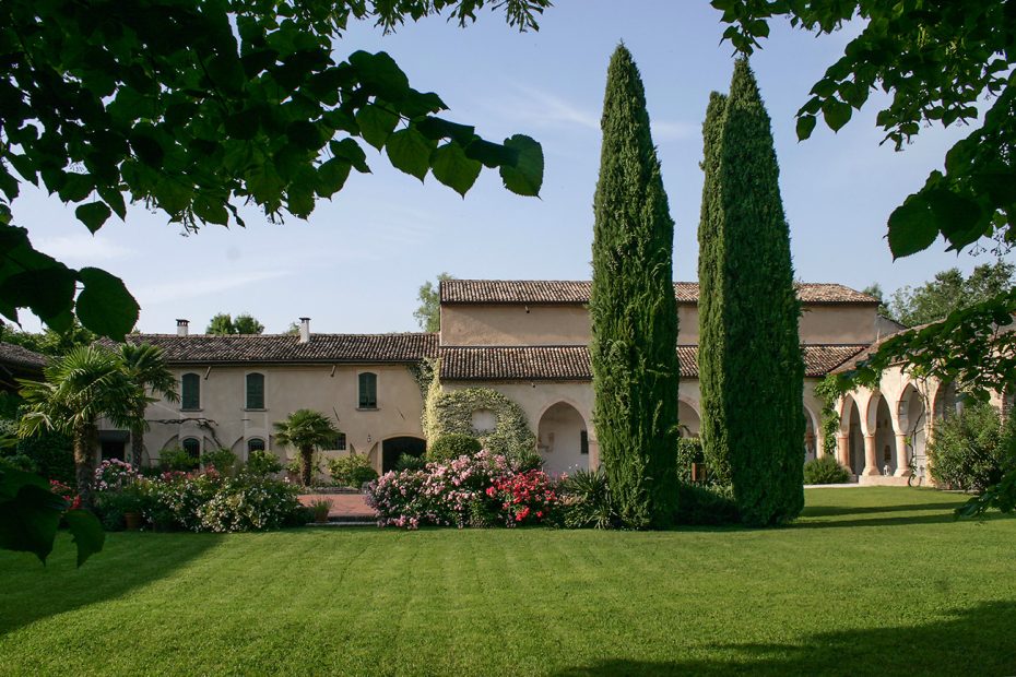 green grass grounds and exterior of cloisters at wedding venue in Italy convento dell'Annunciata