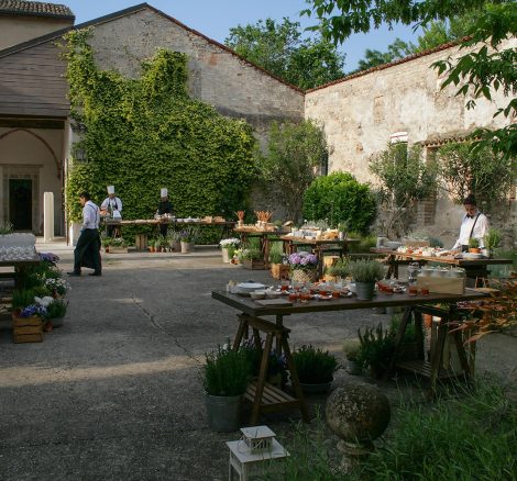 al fresco wedding dining in the stone courtyard at Italian wedding venue convento dell'Annunciata