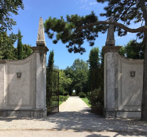 large opulent iron gates looking through to the long driveway at Italian wedding venue convento dell'Annunciata