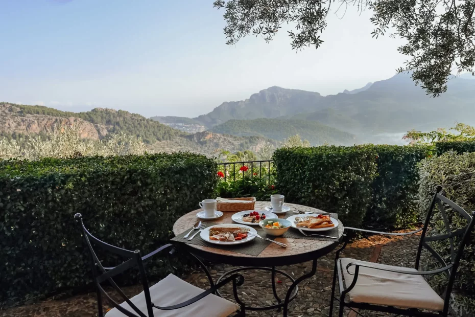 breakfast dining al fresco for wedding guests at at Mallorca wedding venue ca's xorc in soller