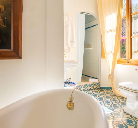 bathroom suite at Mallorca wedding venue ca's xorc in soller