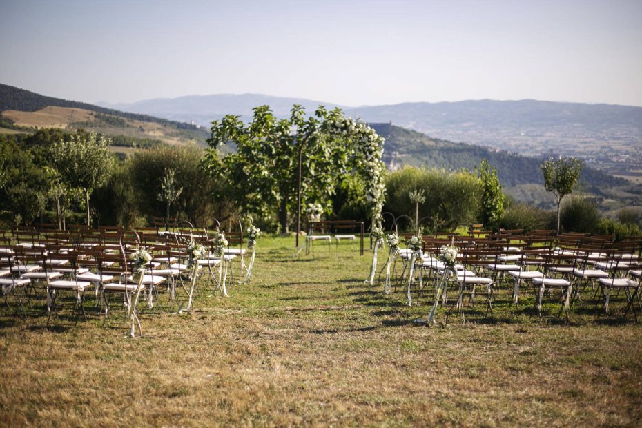 wedding ceremony for 100 guests at wedding venue in italy castello di petrata
