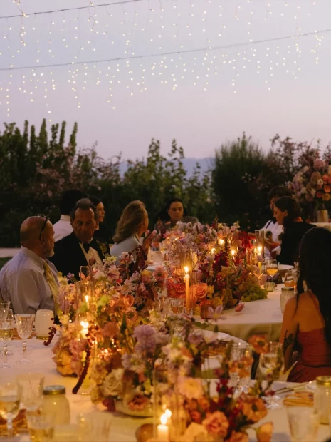 Image of dining tabel with flowers and drinks at wedding venue Castello di Petrata
