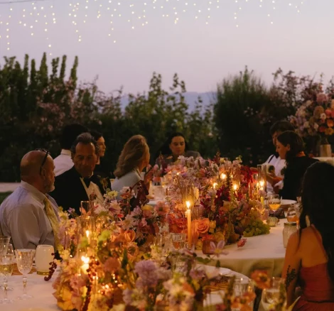 Image of dining tabel with flowers and drinks at wedding venue Castello di Petrata