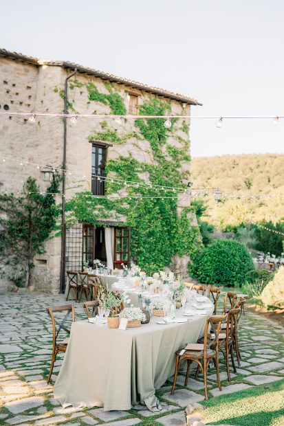 winding curved wedding tables at wedding venue in italy castello di petrata