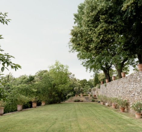 manicured lawn area at wedding venue in france provence le domaine du rey