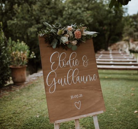wooden welcome sign for wedding in france at le domaine du rey in provence
