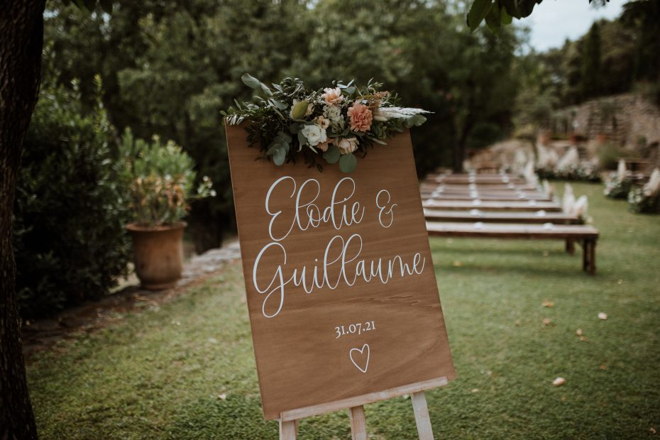 wooden welcome sign for wedding in france at le domaine du rey in provence