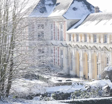 winter wedding in the snow at chateau wedding venue in france chateau de vallery