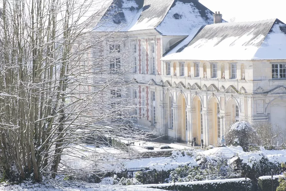 winter wedding in the snow at chateau wedding venue in france chateau de vallery