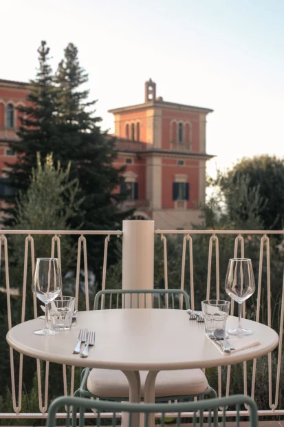 al fresco table at wedding venue in tuscany villa lena